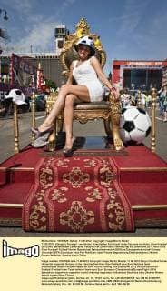 11.06.2012, König(in) Fussball - weiblicher ukrainischer Fan thront in der Fanzone von Kiew
