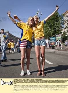 Kiew 11.06.2012, Fanzone Ukrainische und Schwedische Anhängerin Europameisterschaft