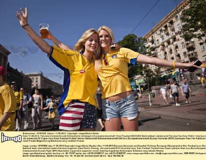 Kiew 11.06.2012, Fanzone Ukrainische und Schwedische Anhängerin Europameisterschaft
