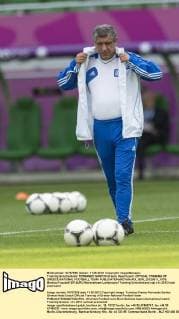 Training Griechenland: FERNANDO SANTOS Greece Head Coach OFFICIAL TRAINING OF GREECE NATIONAL FOOTBALL TEAM  BOR_20120611_1079