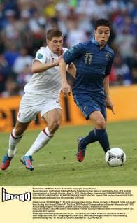 Steven Gerrard (L) of England fights with Samir Narsi during their Group D match at the Euro 2012 football championships in Donetsk, Ukraine, June 11, 2012. (Xinhua Meng Yongmin)(kh) UKRAINE-DONETSK-EURO 2012-GROUP D-ENGLAND VS FRANCE 