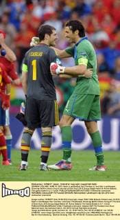 GDANSK, POLAND. JUNE 10, 2012. Spain s goalkeeper Iker Casillas (L) and Italy s goalkeeper Gianluigi Buffon share a hug at the end of their Euro 2012 Group Stage match at Arena Gdansk. The game ended in a 1-1 draw.  Aufmacher premiumd RE100BAE