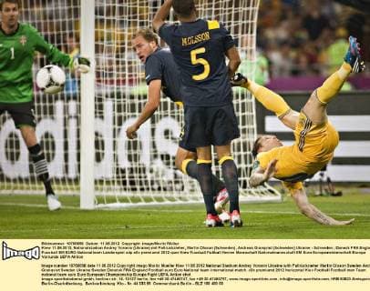 Kiew 11.06.2012, Nationalstadion Andrey Voronin (Ukraine) mit Fallrückzieher, Martin Olsson (Schweden), Andreas Granqvist (Schweden) Ukraine - Schweden