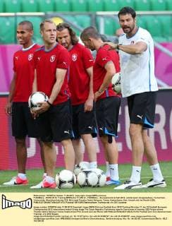 FUSSBALL - EURO 2012, Training BRESLAU,11.JUN.12 - FUSSBALL - Europameisterschaft 2012, Länderspiel, Gruppenphase, Tschechien, Vorberichte, Abschlusstraining CZE. Bild zeigt Theodor Gebre Selassie, Tomas Huebschman, Petr Jiracek und Jan Rezek (CZE). 