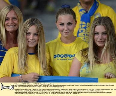 Fans of Sweden react before the Group D match at the Euro 2012 football championships in Kiev, June 11, 2012. (Xinhua Li Jundong)(lm) 