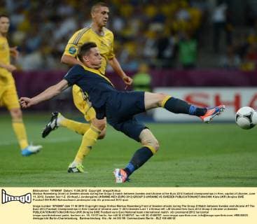 Markus Rosenberg (front) of Sweden shoots during the Group D match between Sweden and Ukraine at the Euro 2012 football championships in Kiev, capital of Ukraine, June 11, 2012. Sweden lost 1-2. (Xinhua Li Jundong)(lm) UKRAINE-KIEV-EURO 2012-GROUP D-UKRAINE VS SWEDEN 