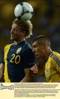 Yevhen Khacheridi (R) of Ukraine heads the ball with Ola Toivonen of Sweden during their Group D match at the Euro 2012 football championships in Kiev, capital of Ukraine, June 11, 2012. Ukraine won 2-1. (Xinhua Li Jundong)(lm) UKRAINE-KIEV-EURO 2012-GROUP D-UKRAINE VS SWEDEN 