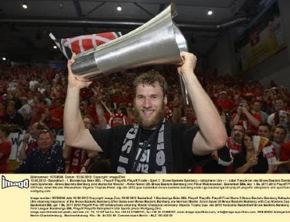 10.06.2012 - Basketball - 1. Bundesliga Beko BBL - Playoff Playoffs Playoff Finale - Spiel 3 : Brose Baskets Bamberg - ratiopharm Ulm - - Jubel Freude bei den Brose Baskets Bamberg nach Spielende - Brose Baskets Bamberg sind deutscher Meister - Anton Gavel (25, Brose Baskets Bamberg) mit Pokal Meisterpokal
