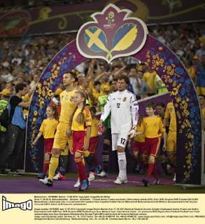 Kiew 11.06.2012, Nationalstadion - Ukraine - Schweden - Torwart Andriy Pyatov und Andriy Shevchenko (beide UKR)