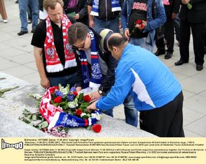 Warschau, 11.06.2012, EURO 2012 - Russische und Polnische Fans gedenken gemeinsam den Opfern auf dem Sowjetischen Militärfriedhof in Warschau mygr_110612 