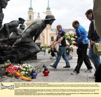 Warschau, 11.06.2012, EURO 2012 - Russische und Polnische Fans gedenken gemeinsam den Opfern auf dem Sowjetischen Militärfriedhof in Warschau mygr_110612 