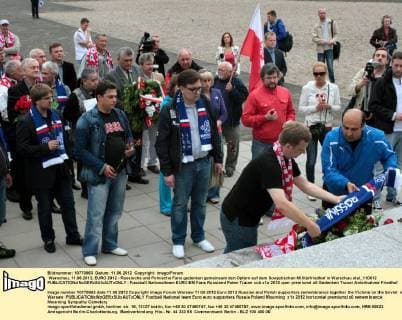 Warschau, 11.06.2012, EURO 2012 - Russische und Polnische Fans gedenken gemeinsam den Opfern auf dem Sowjetischen Militärfriedhof in Warschau olsl_110612 