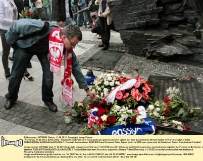 Warschau, 11.06.2012, EURO 2012 - Russische und Polnische Fans gedenken gemeinsam den Opfern auf dem Sowjetischen Militärfriedhof in Warschau olsl_110612 