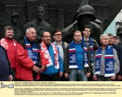 Warschau, 11.06.2012, EURO 2012 - Russische und Polnische Fans gedenken gemeinsam den Opfern auf dem Sowjetischen Militärfriedhof in Warschau olsl_110612 