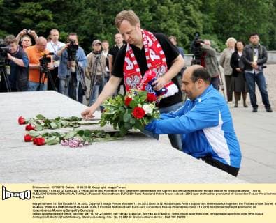 Warschau, 11.06.2012, EURO 2012 - Russische und Polnische Fans gedenken gemeinsam den Opfern auf dem Sowjetischen Militärfriedhof in Warschau mygr_110612 