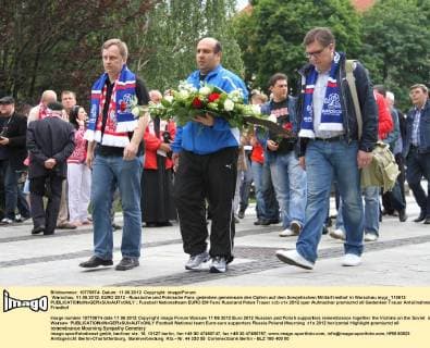 Warschau, 11.06.2012, EURO 2012 - Russische und Polnische Fans gedenken gemeinsam den Opfern auf dem Sowjetischen Militärfriedhof in Warschau mygr_110612 