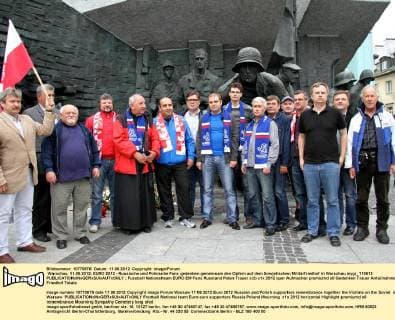 Warschau, 11.06.2012, EURO 2012 - Russische und Polnische Fans gedenken gemeinsam den Opfern auf dem Sowjetischen Militärfriedhof in Warschau mygr_110612 