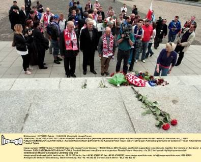 Warschau, 11.06.2012, EURO 2012 - Russische und Polnische Fans gedenken gemeinsam den Opfern auf dem Sowjetischen Militärfriedhof in Warschau olsl_110612 