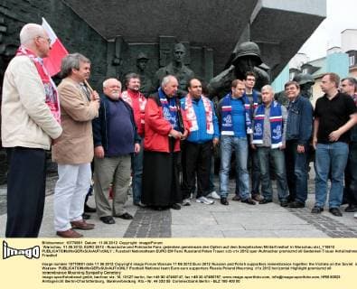 Warschau, 11.06.2012, EURO 2012 - Russische und Polnische Fans gedenken gemeinsam den Opfern auf dem Sowjetischen Militärfriedhof in Warschau olsl_110612 