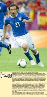 Andrea PIRLO (ITA), Einzelaktion mit Ball, Aktion, ganze Figur, Hochformat, Gruppe C, Spiel 5, Spanien(ESP) - Italien(ITA) 1:1, am 10.06.2012 in D a n z i g P o l e n Fussball UEFA EURO 2012 P o l e n U k r a i n e vom 08.06. - 01.07.2012.