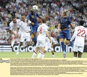 v.li:John TERRY (ENG),Glen JOHNSON (ENG),Alou DIARRA (FRA) ,Frank LAMPARD (ENG),Philippe MEXES (FRA) ,Danny WELBECK (ENG),Strafraumszene,Torchance,Aktion,Zweikampf.Kopfball. Spiel 7,Gruppe D, Frankreich (FRA)-England (ENG), am 11.06.2012 in Donetsk. Fussball UEFA EURO 2012 P o l e n U k r a i n e vom 08.06. - 01.07.2012.