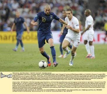 v.li:Karim BENZEMA (FRA),Aktion,Zweikampf gegen Jordan HENDERSON (ENG). Spiel 7,Gruppe D, Frankreich (FRA)-England (ENG), am 11.06.2012 in Donetsk. Fussball UEFA EURO 2012 P o l e n U k r a i n e vom 08.06. - 01.07.2012.