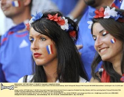 weibliche französische Fans, Fussballfans, junge Frauen mit Gesichtsbemalung. Spiel 7,Gruppe D