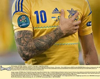 Kiew 11.06.2012, Nationalstadion Andrey Voronin (Ukraine) zeigt Nationalstolz Ukraine - Schweden