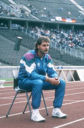 Peter Neururer (Fußballtrainer) 09 89 hör Peter Neururer im September 1989 beim Bundesligaspiel Hertha BSC Berlin - FC Schalke 04 im Berliner Olympiastadion deutsch deutscher Mann Sportler Fußballer Fußball Trainer german soccer football coach hoch ganz sitzend neutral freistellbar Spielfeldrand Stuhl Trainingsanzug