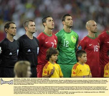 09.06.2012, Fussball Europameisterschaft 2012, Vorrunde Gruppe A, Deutschland - Portugal, im EM-Stadion von Lviv (Lemberg, Ukraine). Cristiano Ronaldo (3.v.li, Portugal) und Torwart Rui Patricio (2.v.re, Portugal) und Raul Meireles (re, Portugal) bei der Hymne.
