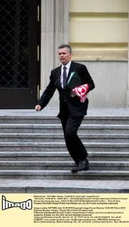 Warschau, 12.06.2012 - EURO 2012 - Verteidigungsminister Tomasz Siemoniak (Polen) mit einem Polnischen Fanschal mygr_120612 