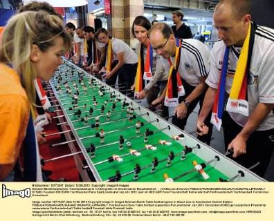 Deutsch Niederländisches Tischfussballspiel in Übergröße im Amsterdamer Hauptbahnhof - xVIxNovumxFotoxIVx 971690