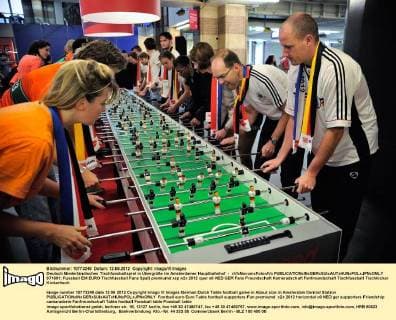 Deutsch Niederländisches Tischfussballspiel in Übergröße im Amsterdamer Hauptbahnhof - xVIxNovumxFotoxIVx 971691