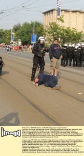 Verletzter russischer Hooligan liegt auf den Gleisen im polnischen Warschau - Am Rande eines Marsches der russischen Anhänger kam es zu gewalttätigen Auseinandersetzungen -  EN_01032928_0014