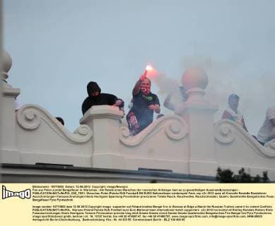 Fan aus Polen zündet Bengalfeuer in Warschau - Am Rande eines Marsches der russischen Anhänger kam es zu gewalttätigen Auseinandersetzungen -  D30_7831