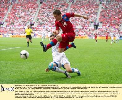 Fussball Wroclaw 12.06.2012 Europameisterschaften Griechenland (GRE) - Tschechien (CZE) Tor zum 0:2 durch Vaclav Pilar (Tschechien, No.14) Vassilis Torossidis (Griechenland, No.15)