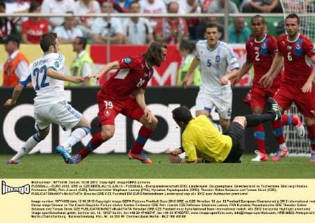 FUSSBALL - EURO 2012, GRE vs CZE BRESLAU,12.JUN.12 - FUSSBALL - Europameisterschaft 2012, Länderspiel, Gruppenphase, Griechenland vs Tschechien. Bild zeigt Kostas Fortounis (GRE), Petr Jiracek (CZE), Schiedsrichter Stephane Lannoy (FRA), Kyriakos Papadopoulos (GRE), Theodor Gebre Selassie und Tomas Sivok (CZE). 
