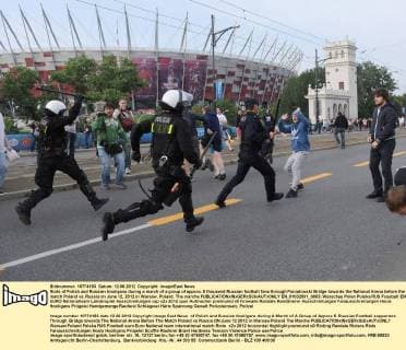 Riots of Polish and Russian hooligans during a march of a group of approx. 5 thousend Russian football fans through Poniatowski Bridge towards the National Arena before the match Poland vs. Russia on June 12, 2012 in Warsaw, Poland. The marche  EN_01032931_0003