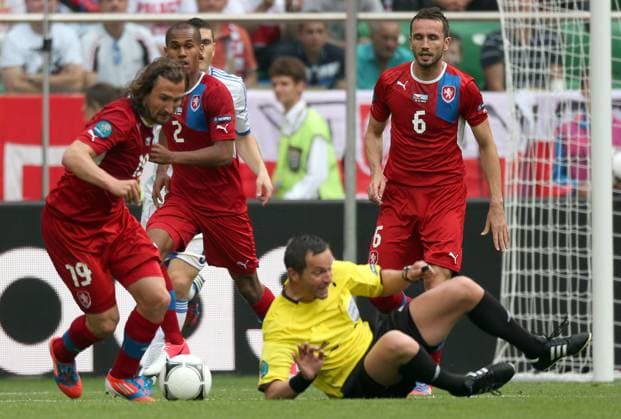 FUSSBALL - EURO 2012, GRE vs CZE BRESLAU,POLEN,12.JUN.12 - FUSSBALL - UEFA Europameisterschaft 2012 in Polen und der Ukraine, Länderspiel, Gruppenphase, Griechenland vs Tschechien. Bild zeigt Petr Jiracek, Theodor Gebre Selassie (CZE), Kyriakos Papadopoulos (GRE), Schiedsrichter Stephane Lannoy (FRA) und Tomas Sivok (CZE). 