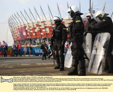 Polizei vor dem Nationalstadion im polnischen Warschau - Am Rande eines Marsches der russischen Anhänger kam es zu gewalttätigen Auseinandersetzungen -  12062012toja1