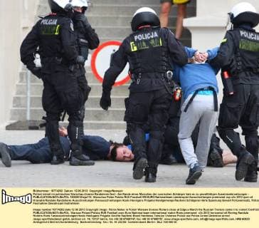 Polizei nimmt im polnischen Warschau diverse Randalierer fest - Am Rande eines Marsches der russischen Anhänger kam es zu gewalttätigen Auseinandersetzungen -  12062012toja118