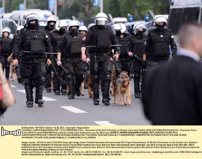 FUSSBALL EUROPAMEISTERSCHAFT 2012 VORRUNDE Polen - Russland 12.06.2012 Polizisten im Einsatz rund ums Stadion 