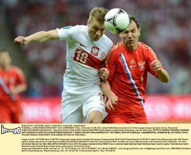 FUSSBALL EUROPAMEISTERSCHAFT 2012 VORRUNDE Polen - Russland 12.06.2012 Jakub KUBA Blaszczykowski (li, Polen) gegen Sergei Ignashevich (re, Russland) 