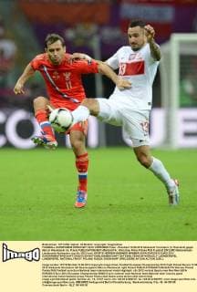 FUSSBALL EUROPAMEISTERSCHAFT 2012 VORRUNDE Polen - Russland 12.06.2012 Aleksandr Kerzhakov (li, Russland) gegen Marcin Wasilewski (re, Polen) 