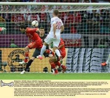 FUSSBALL EUROPAMEISTERSCHAFT 2012 VORRUNDE Polen - Russland 12.06.2012 Alan Dzagoev (Mitte, Russland) erzielt das 0:1. Torwart Przemyslaw Tyton (Mitte) und Lukasz Piszczek (re, Polen) kommen zu spät 