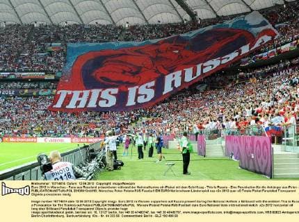 Euro 2012 in Warschau - Fans aus Russland präsentieren während der Nationalhymne ein Plakat mit dem Schriftzug - This Is Russia - Eine Provokation für die Anhänger aus Polen -  20120612nb018