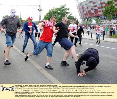 A group of Polish neo-Nazis kick a Russian football fan in central Warsaw.  RE100EFB