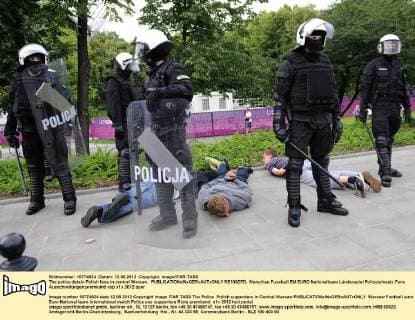 The police detain Polish fans in central Warsaw.  RE100EFD
