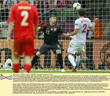 Torwart Przemyslaw TYTON (mi., POL) kann den Ball zum Tor zum 1:0 für Russland nicht aufhalten, Aktion, Gruppe A, Spiel 10, Polen (POL) - Russland (RUS), am 12.06.2012 in W a r s c h a u Fussball UEFA EURO 2012