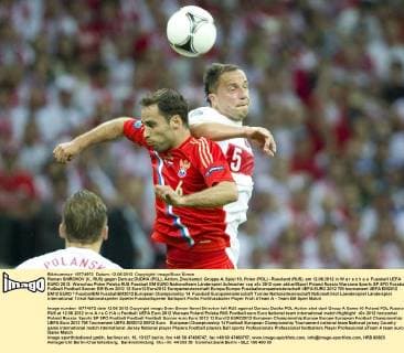 Roman SHIROKOV (li., RUS) gegen Dariusz DUDKA (POL), Aktion, Zweikampf, Gruppe A, Spiel 10, Polen (POL) - Russland (RUS), am 12.06.2012 in W a r s c h a u Fussball UEFA EURO 2012